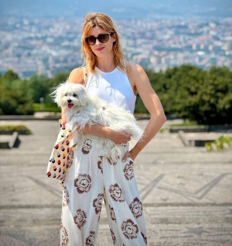 Agus con su perrita Bella en Portugal